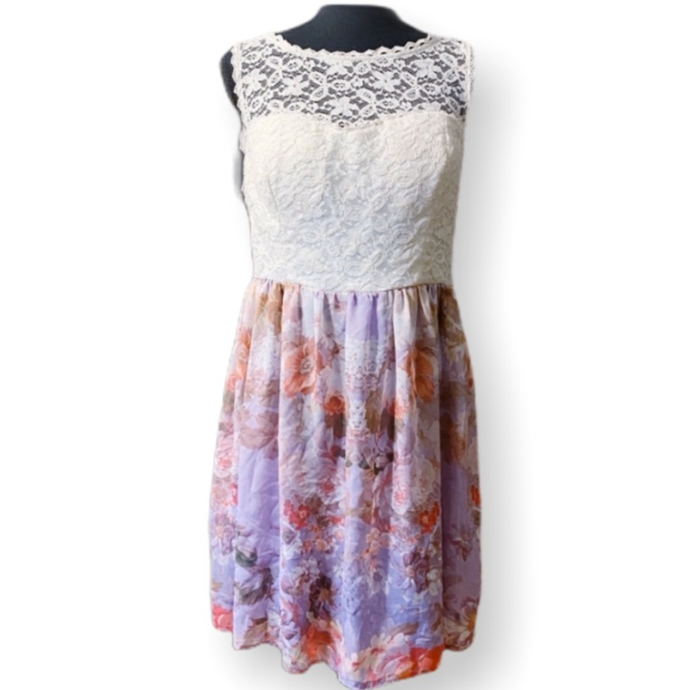 City Triangles | Floral and Lace Dress